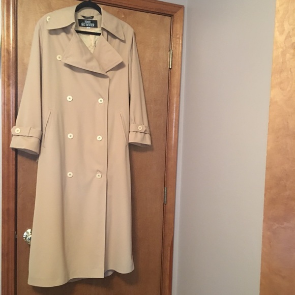 Hilary Radley for Holt Renfrew Vintage Trench.Size 4 - Picture 1 of 3